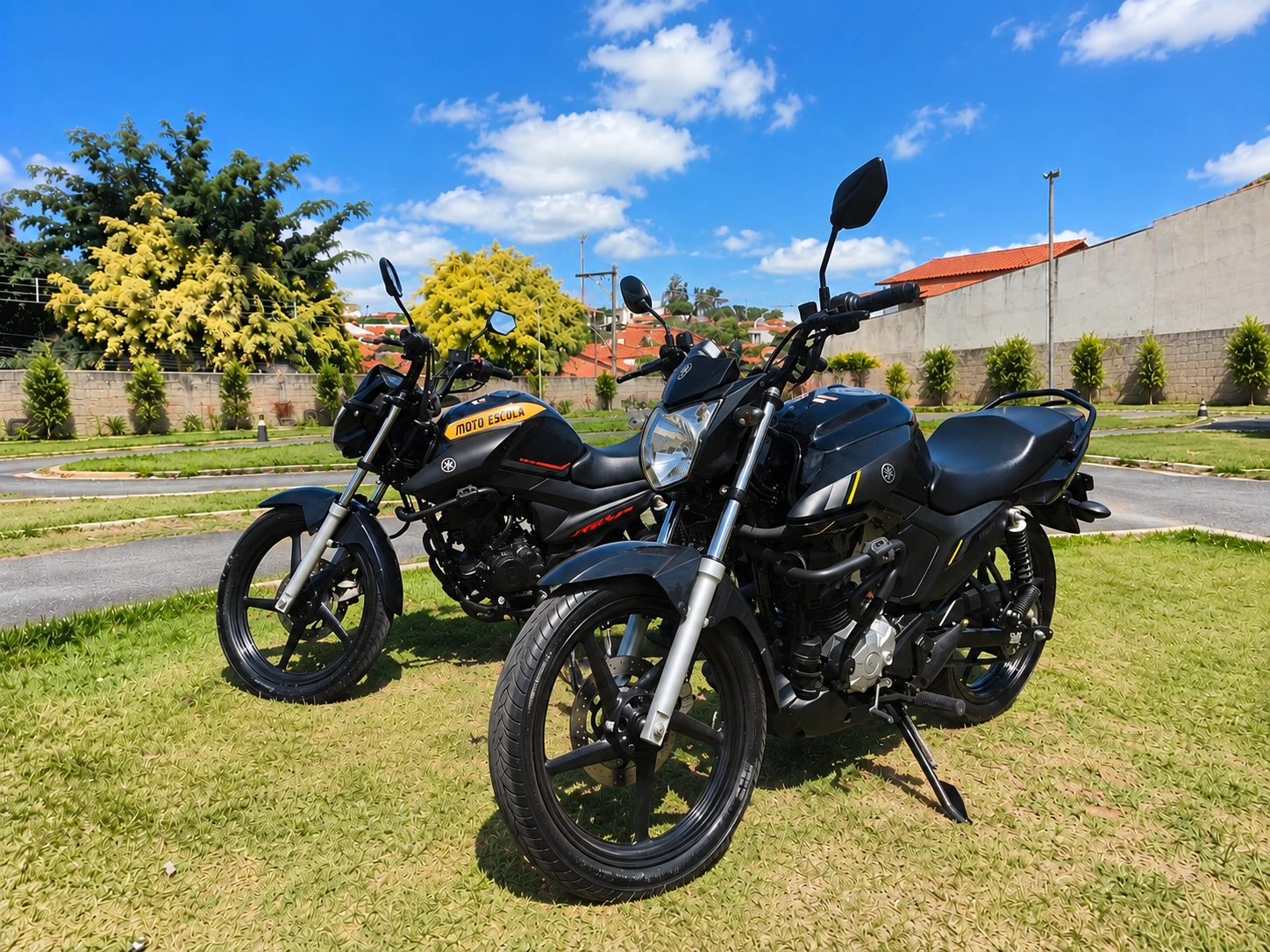 Duas motocicletas em área de treinamento para aulas da Categoria A