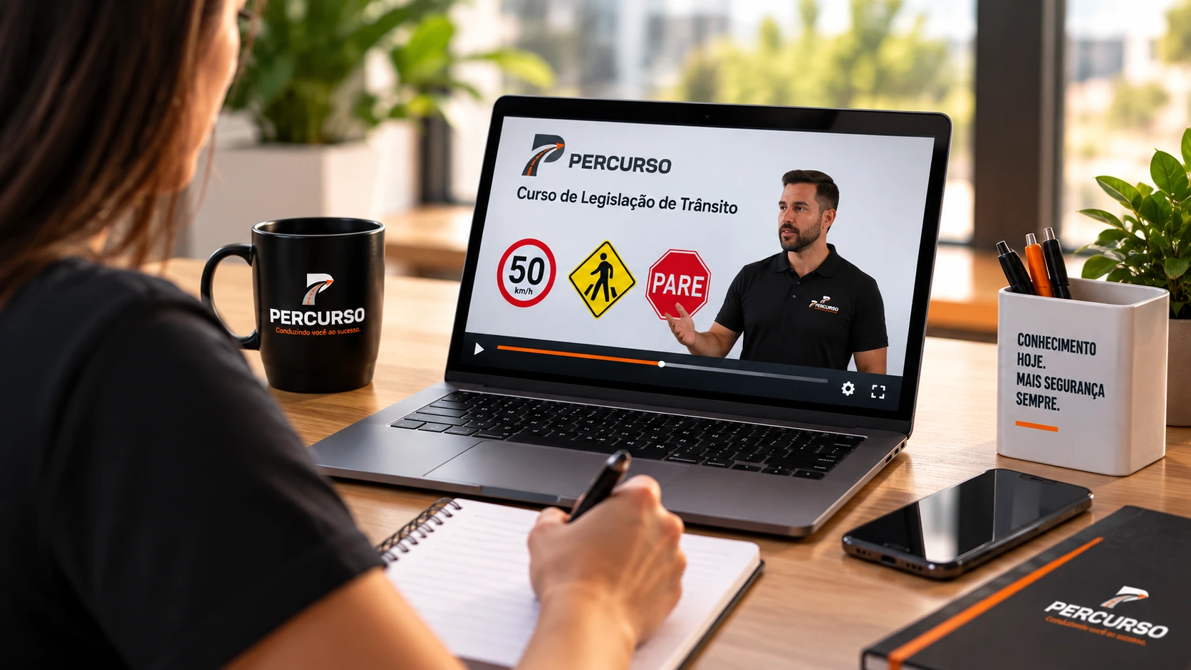 Aluno estudando legislação de trânsito em curso online